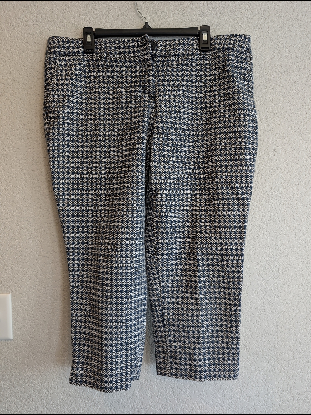 Hilary Radley Sz 16 Geometric Patterned Cropped Dress Pants in Navy and White